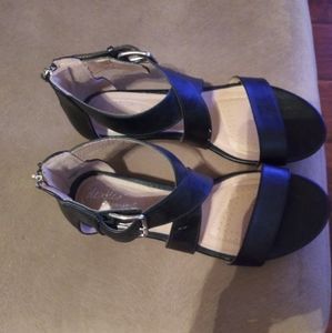 Black sandles
